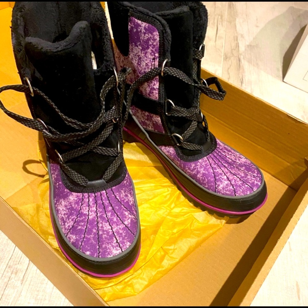 Sorel “Tovoli II” bright plum/black size 11 snow boots